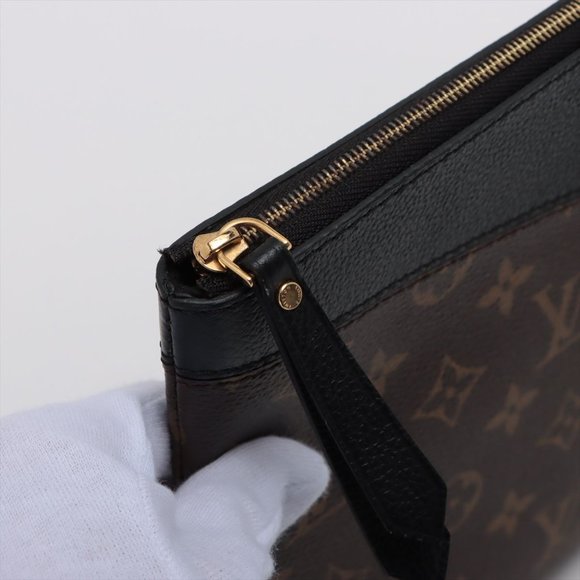 Louis Vuitton Daily Pouch - Picture 7 of 11